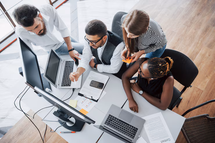 grupo-multinacional-gente-ocupada-trabajando-oficina_146671-15658