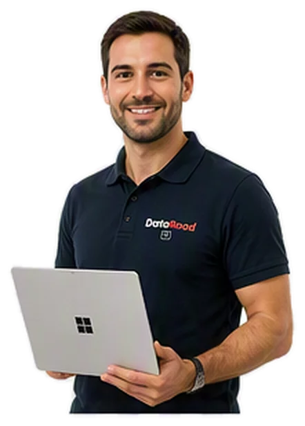Lächeln, ein Mann in einem dunkelblauen Polohemd, der einen silbernen Laptop mit einem Windows-Logo hält.
